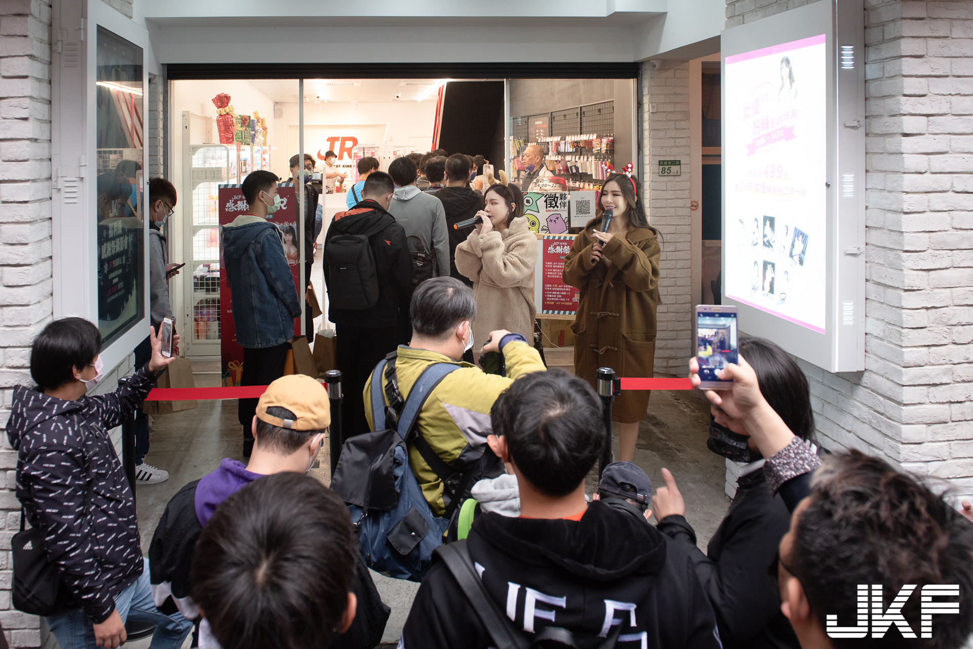 JKF福利攝 x JR store 聖誕感謝祭！人氣女神「酸酸」、「高萱」火辣揭幕！
