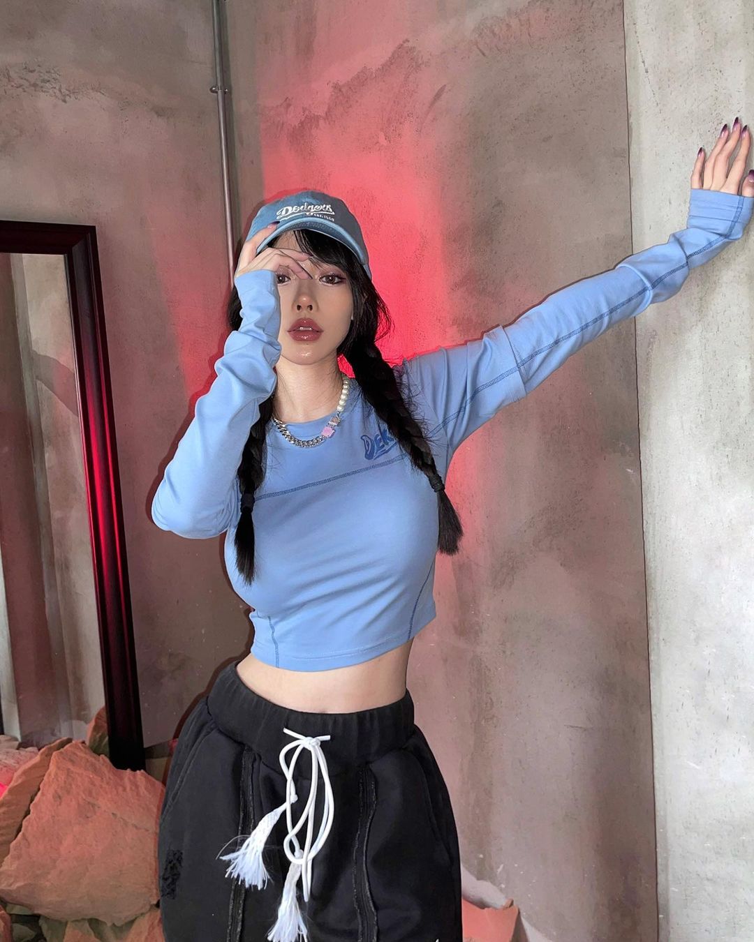 熱愛歐美風格的「巨乳網紅正妹」！自創內衣品牌親當模特，「火辣曲線」好養眼！