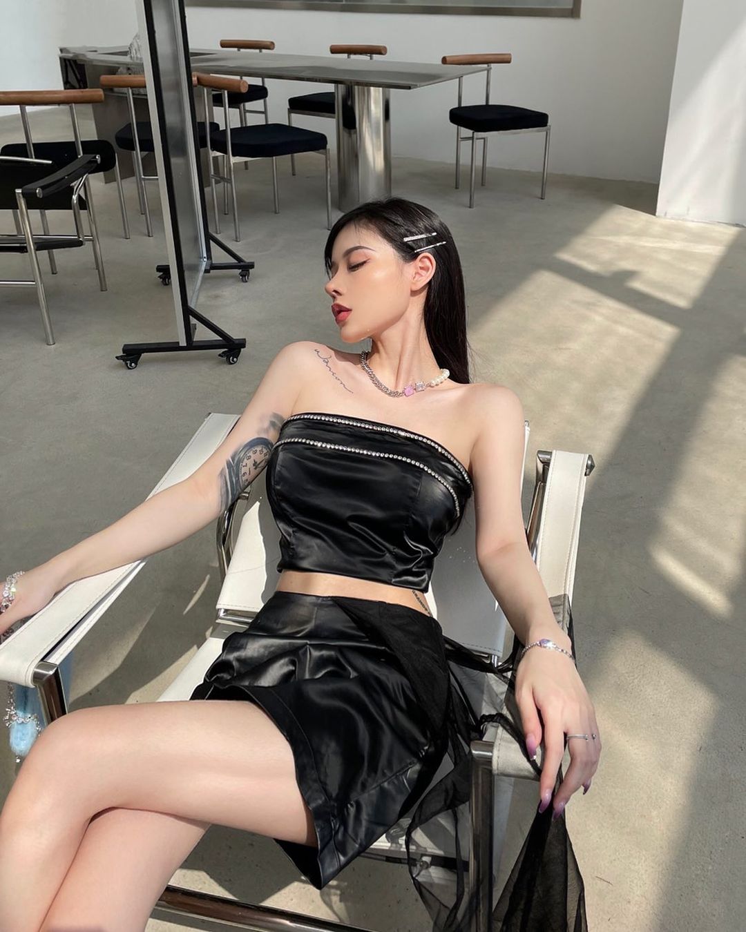 熱愛歐美風格的「巨乳網紅正妹」！自創內衣品牌親當模特，「火辣曲線」好養眼！