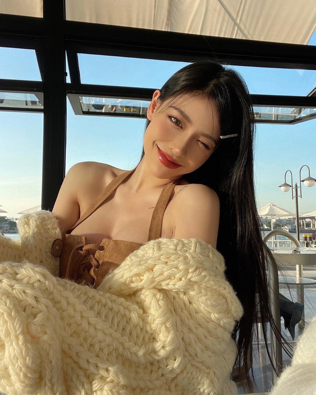 熱愛歐美風格的「巨乳網紅正妹」！自創內衣品牌親當模特，「火辣曲線」好養眼！