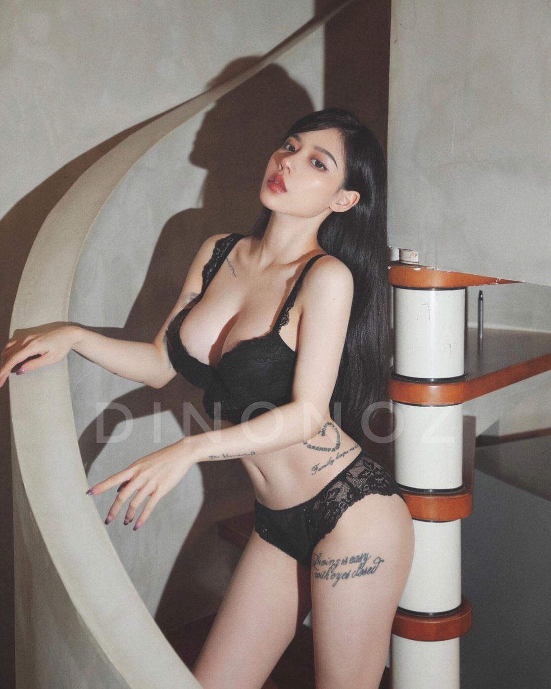 熱愛歐美風格的「巨乳網紅正妹」！自創內衣品牌親當模特，「火辣曲線」好養眼！