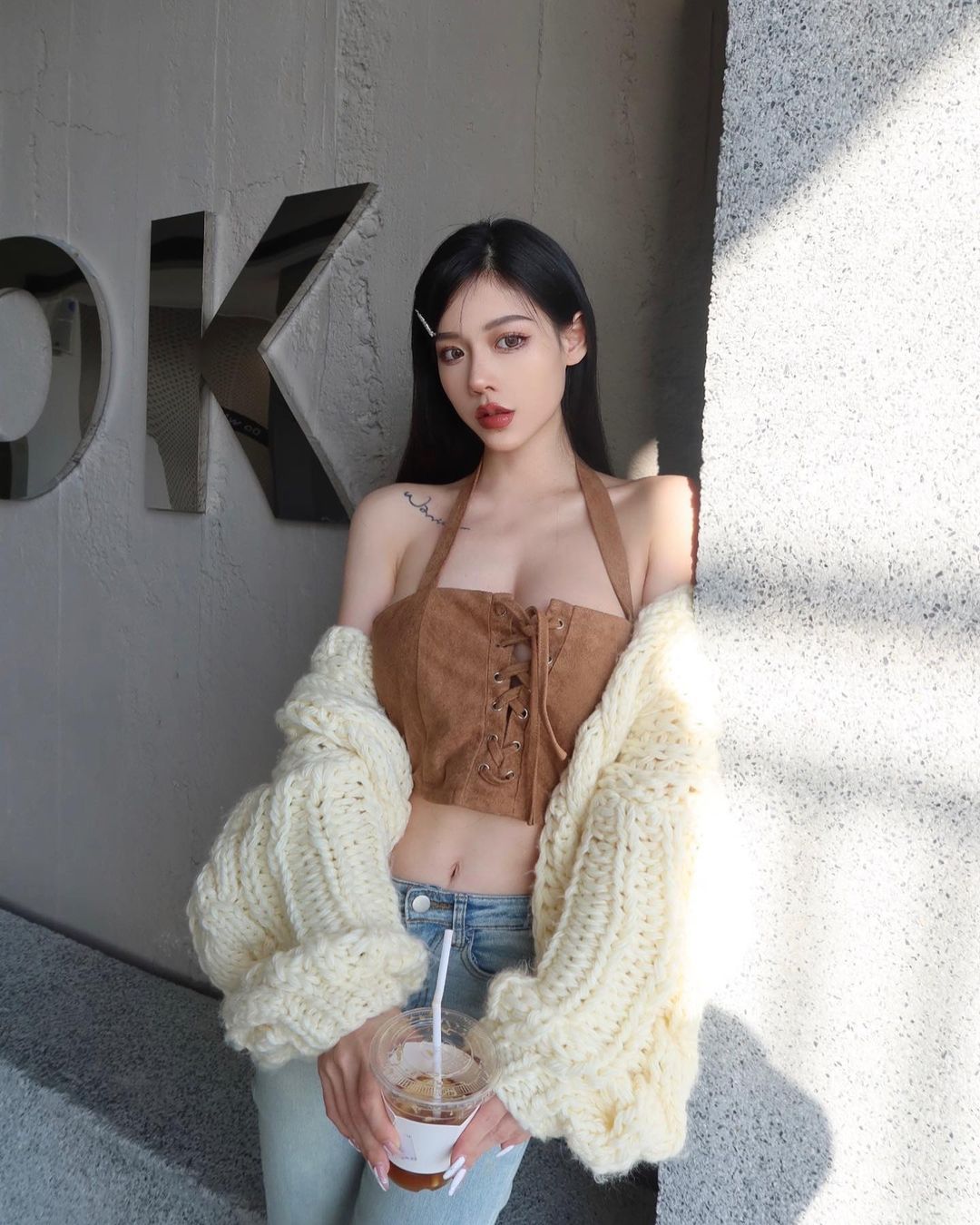 熱愛歐美風格的「巨乳網紅正妹」！自創內衣品牌親當模特，「火辣曲線」好養眼！