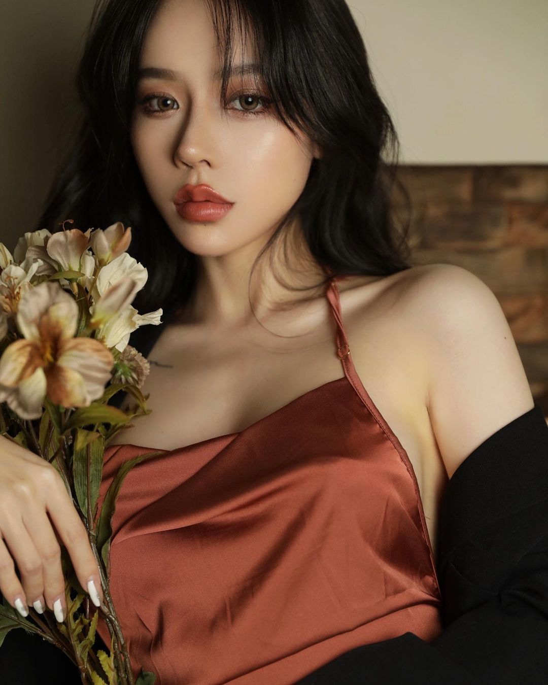 熱愛歐美風格的「巨乳網紅正妹」！自創內衣品牌親當模特，「火辣曲線」好養眼！