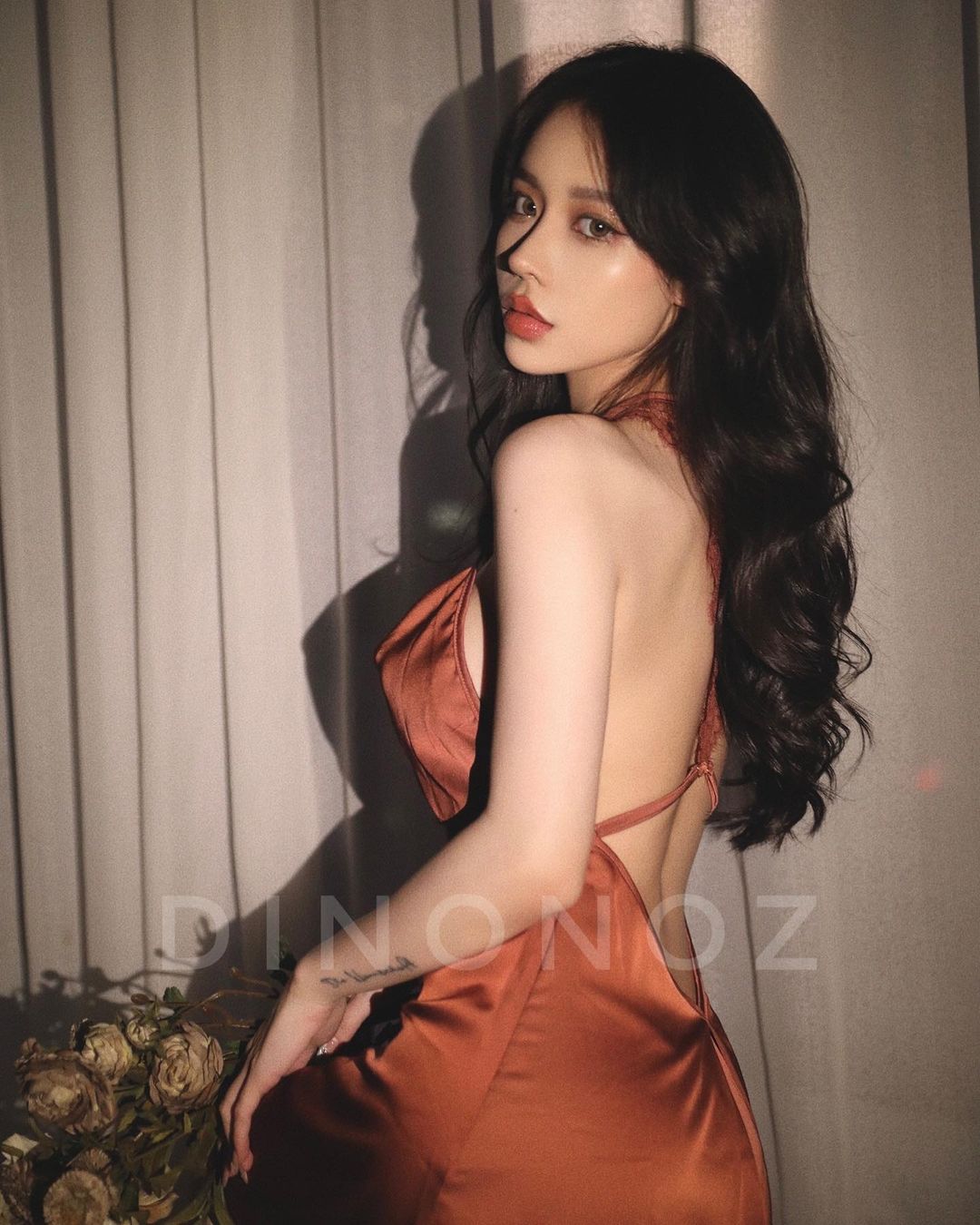 熱愛歐美風格的「巨乳網紅正妹」！自創內衣品牌親當模特，「火辣曲線」好養眼！