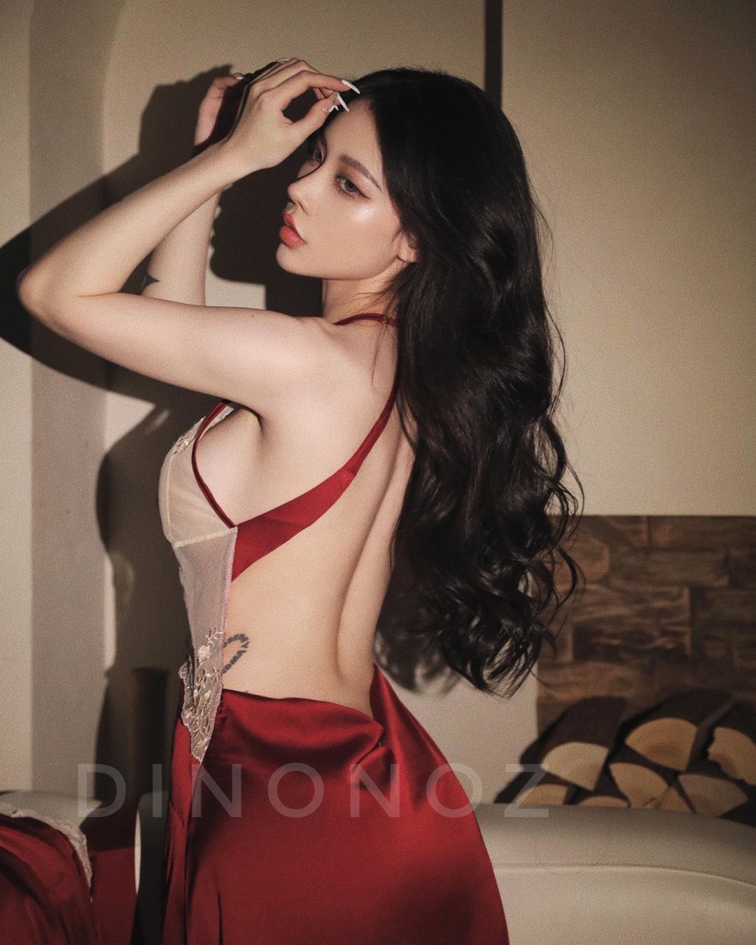 熱愛歐美風格的「巨乳網紅正妹」！自創內衣品牌親當模特，「火辣曲線」好養眼！