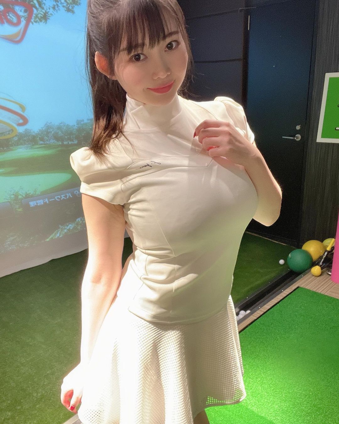 超可愛「巨乳兔牙妹」胸圍98cm！J罩杯「兇猛車頭燈」從比基尼周圍溢出！