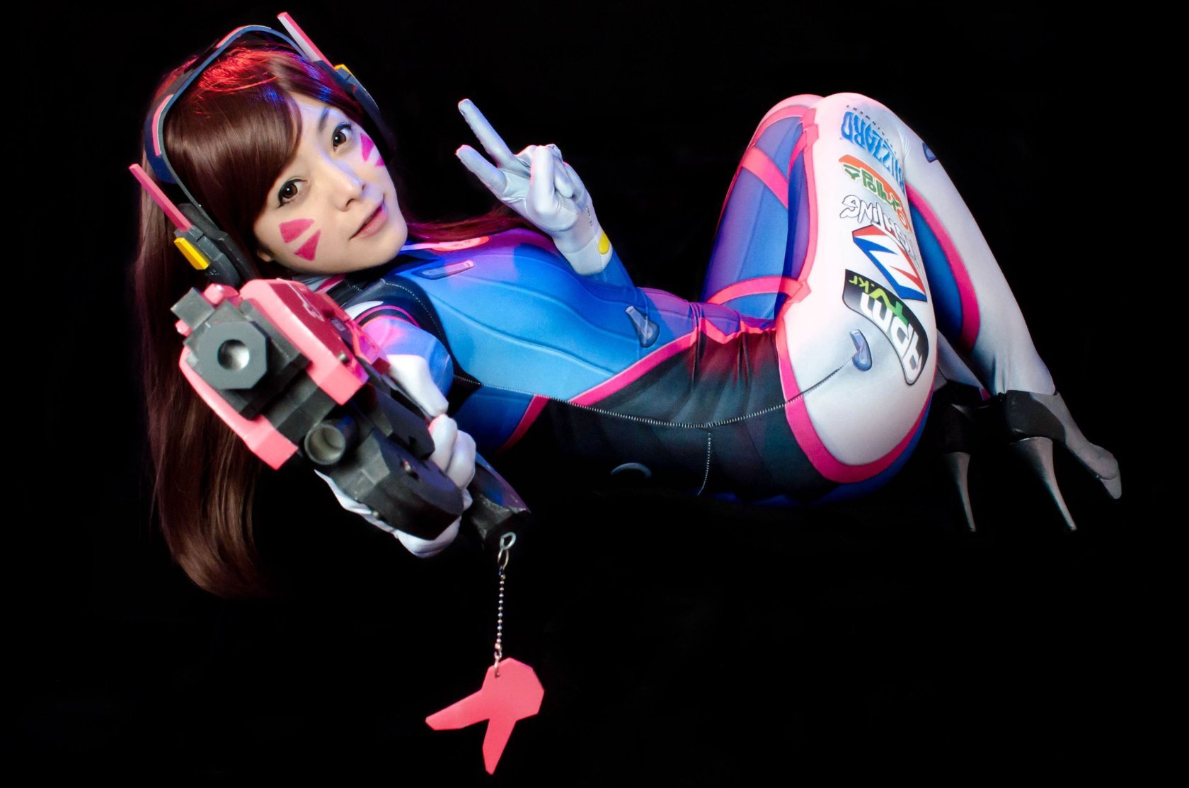 Dva 01. Косплей d. va мими. косплей dva 18. девушки в костюме dva. косплей d va большая задница.