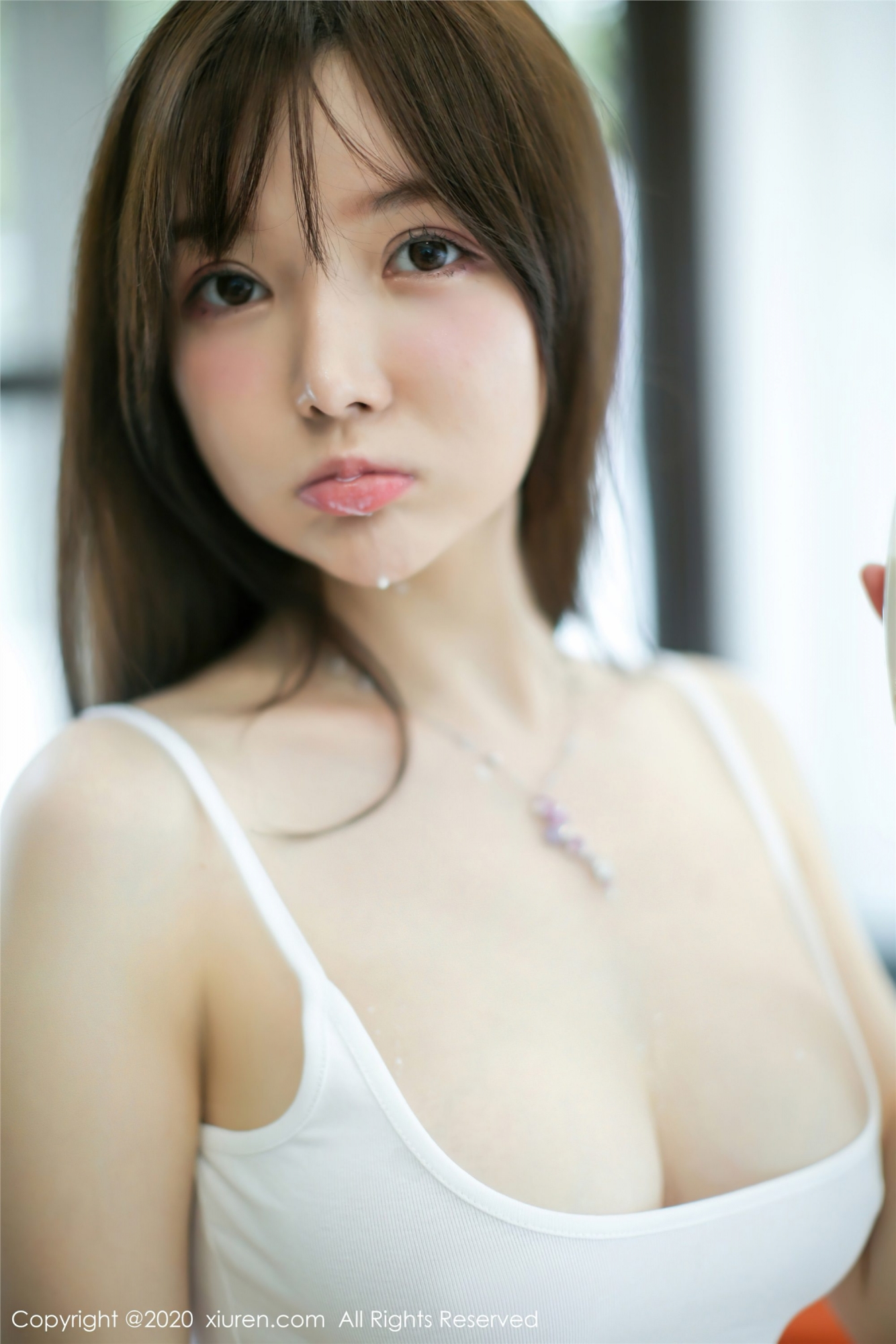 「白皙巨乳正妹」元旦在家悠閒喝奶，挺「飽滿蜜桃」彎腰做家事洗衣服！