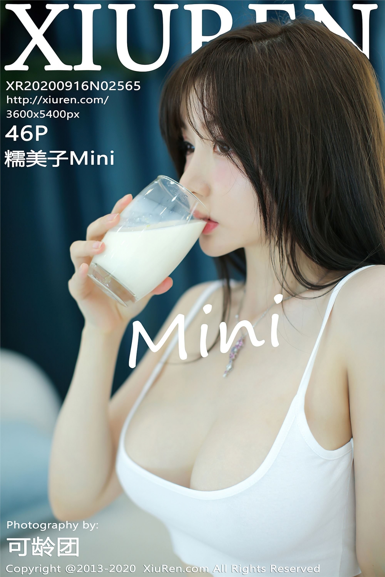 「白皙巨乳正妹」元旦在家悠閒喝奶，挺「飽滿蜜桃」彎腰做家事洗衣服！