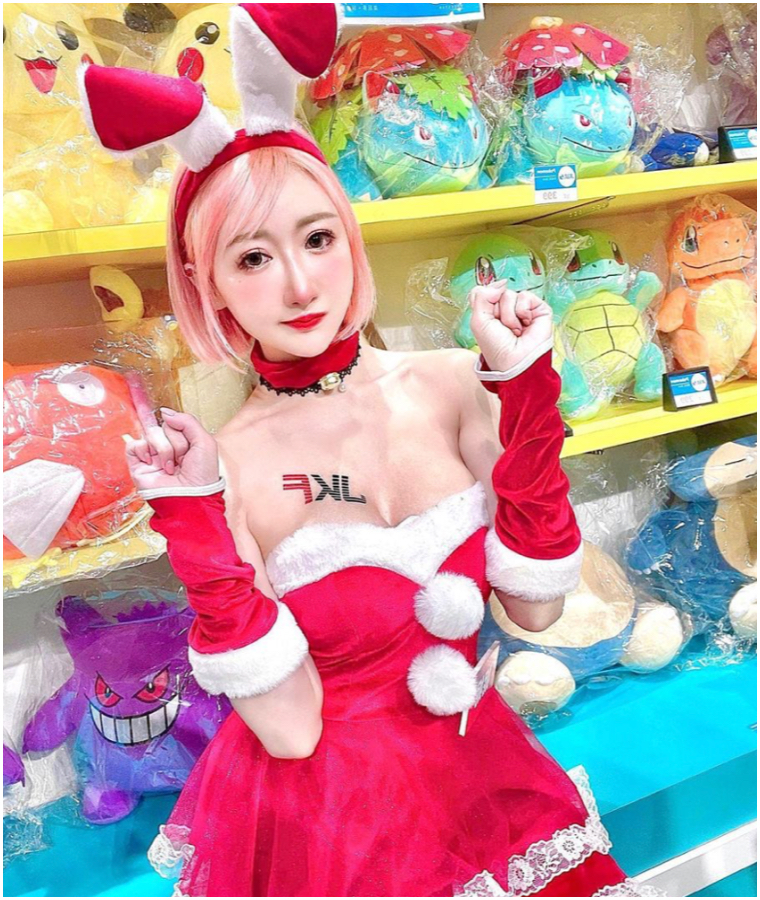 化身性感小野豹！人氣正妹 Minnie 葉妮妮「跨年趴戰服」挖背、吊帶蕾絲襪讓人鼻血狂噴！