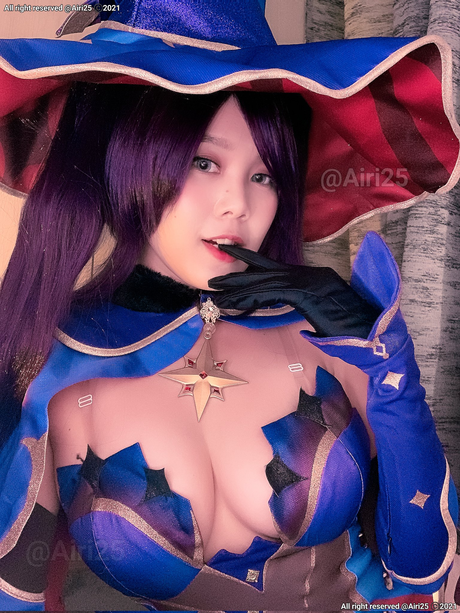 超火辣！「星巴克大奶正妹」只穿圍裙遮點，「雪乳外溢」讓人想多加奶泡！