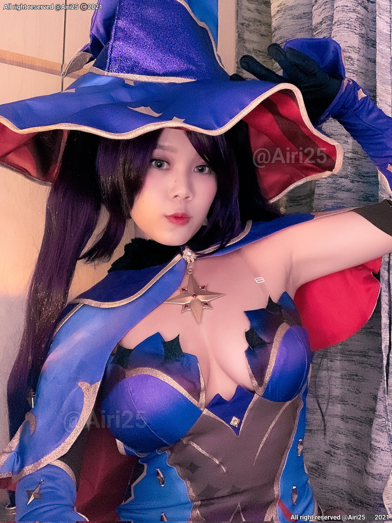 超火辣！「星巴克大奶正妹」只穿圍裙遮點，「雪乳外溢」讓人想多加奶泡！