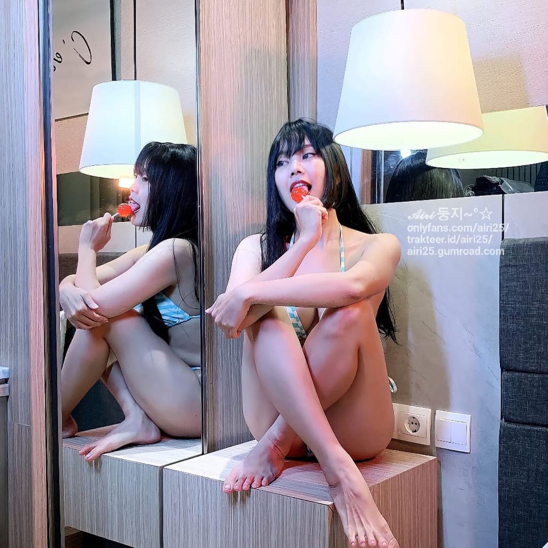 超火辣！「星巴克大奶正妹」只穿圍裙遮點，「雪乳外溢」讓人想多加奶泡！