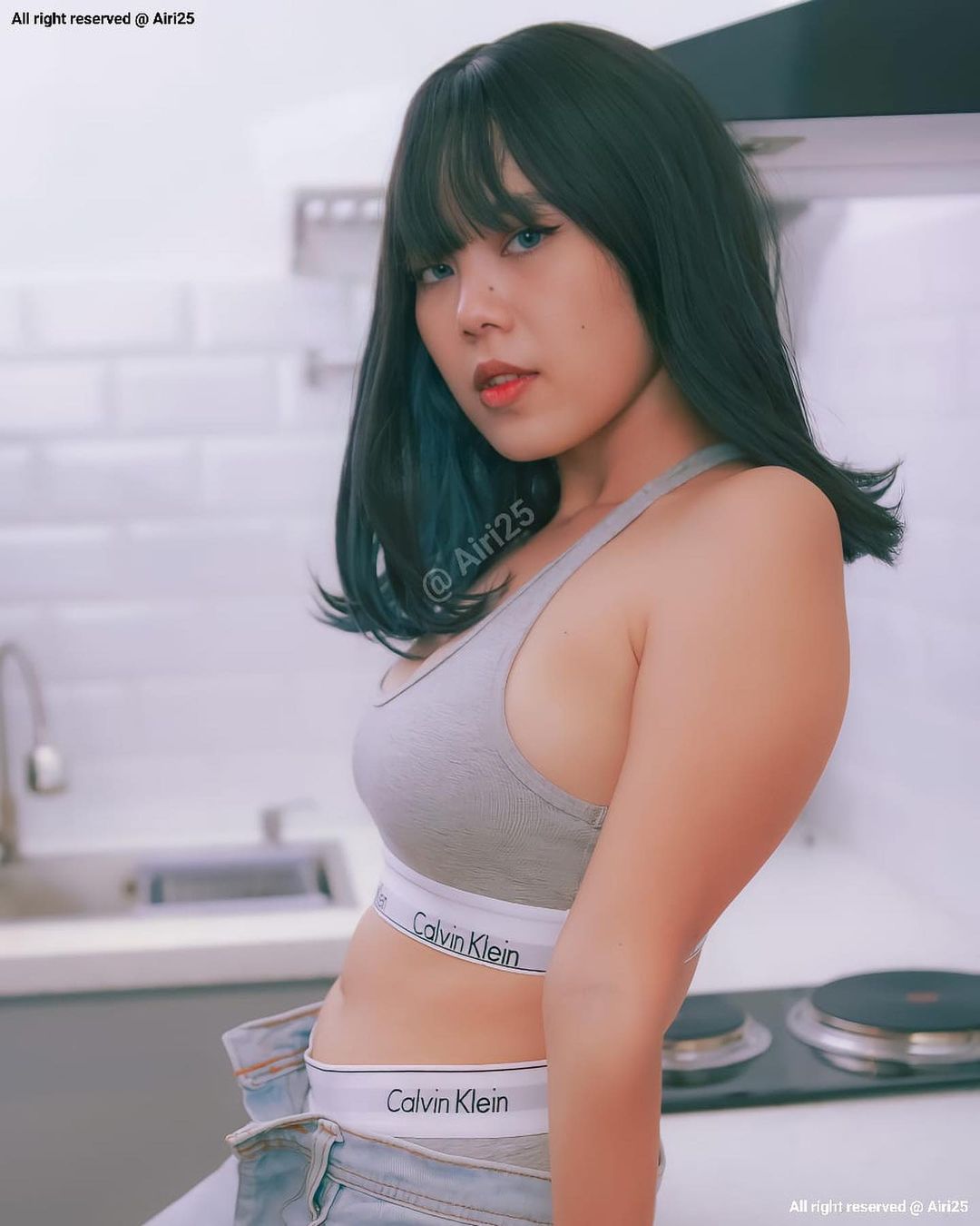 超火辣！「星巴克大奶正妹」只穿圍裙遮點，「雪乳外溢」讓人想多加奶泡！