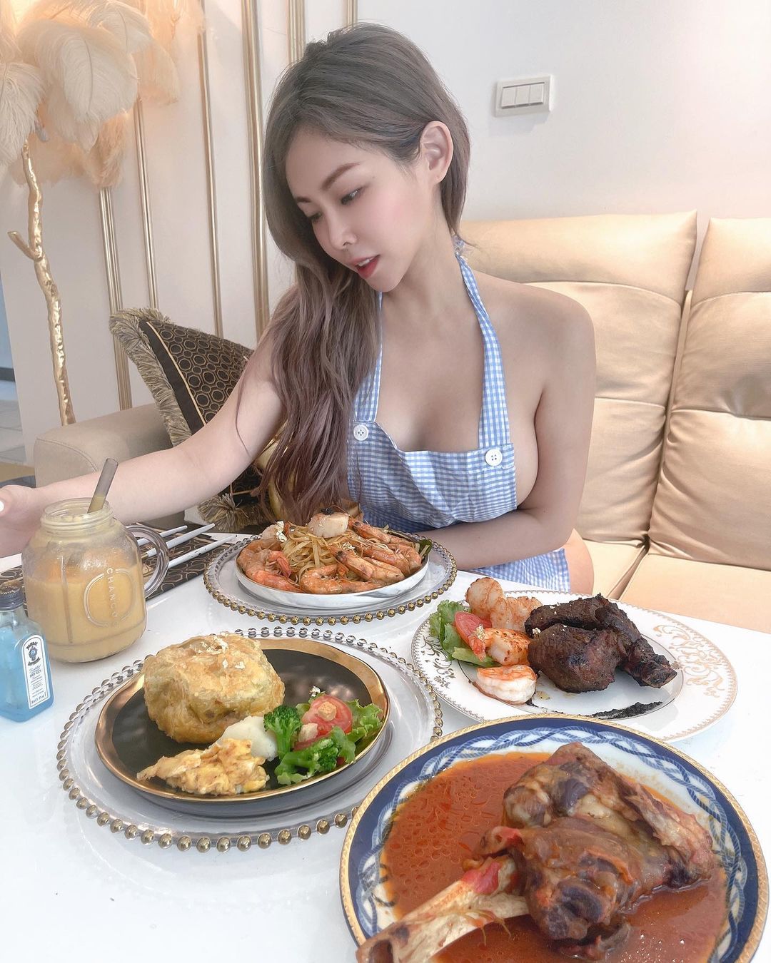 「白皙巨乳正妹」在家烤蝦不穿衣！超兇猛「雪白Ｈ奶」讓晚餐看起來更豐盛了！