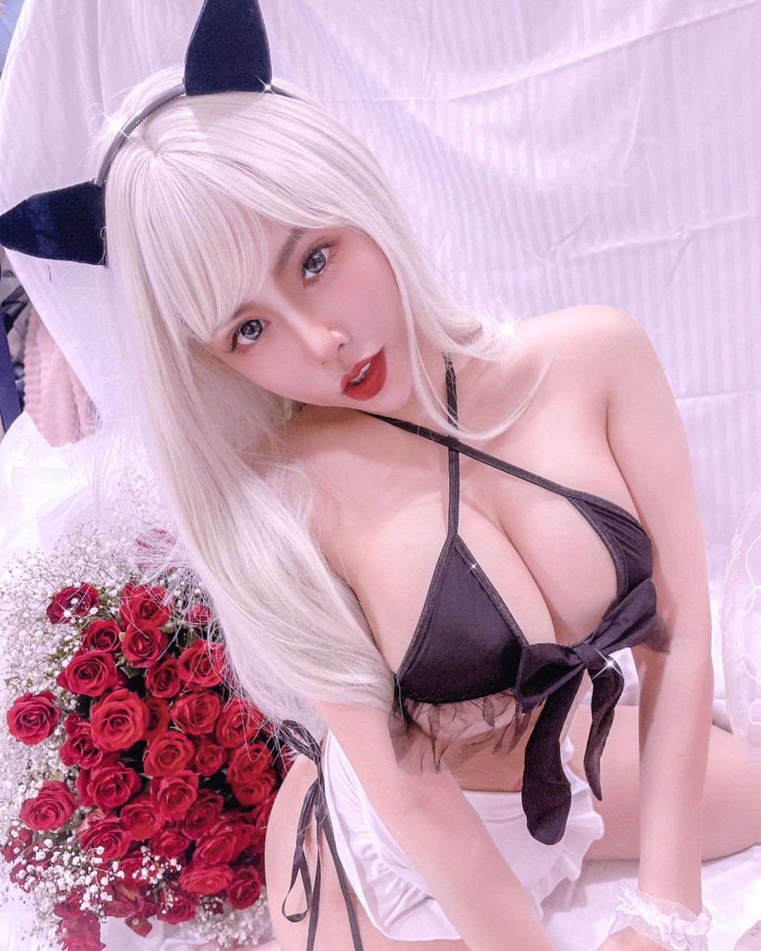 「白皙巨乳正妹」在家烤蝦不穿衣！超兇猛「雪白Ｈ奶」讓晚餐看起來更豐盛了！