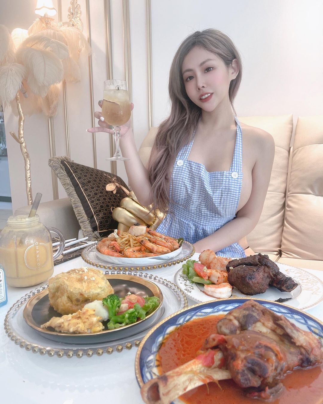 「白皙巨乳正妹」在家烤蝦不穿衣！超兇猛「雪白Ｈ奶」讓晚餐看起來更豐盛了！