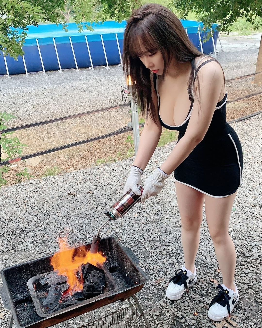 露營烤肉「白皙奶妹」爆乳生火　網友：我體內的火已經被點燃