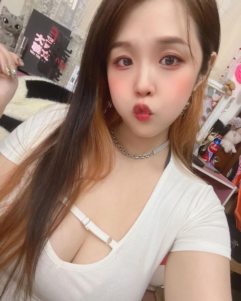 超兇F奶正妹「果凍兒 Nikkie」，拍照時的乳量太雄偉了！