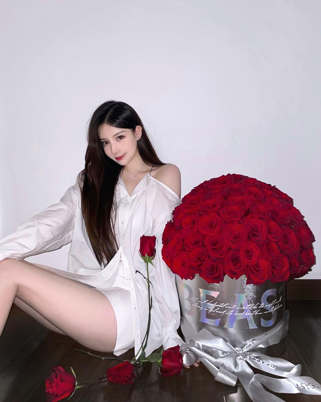網球場見「短裙美腿正妹」出沒！超窈窕「Ｓ曲線」好迷人，網友看了想幫忙撿球！