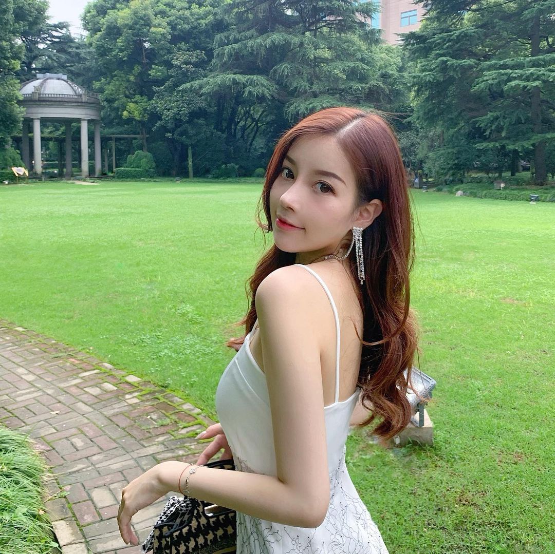 網球場見「短裙美腿正妹」出沒！超窈窕「Ｓ曲線」好迷人，網友看了想幫忙撿球！