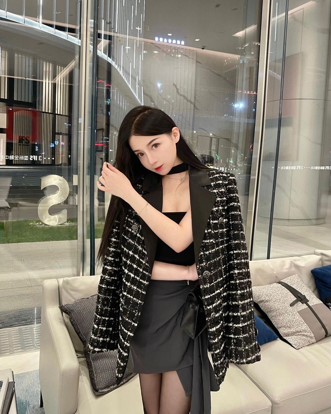 網球場見「短裙美腿正妹」出沒！超窈窕「Ｓ曲線」好迷人，網友看了想幫忙撿球！