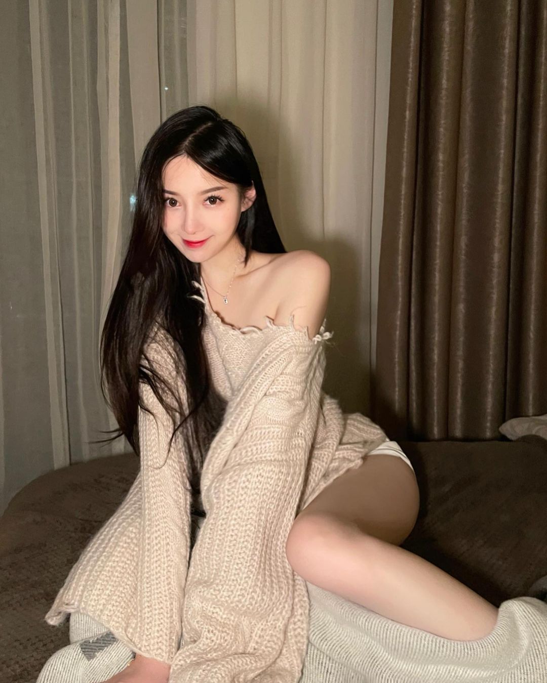 網球場見「短裙美腿正妹」出沒！超窈窕「Ｓ曲線」好迷人，網友看了想幫忙撿球！