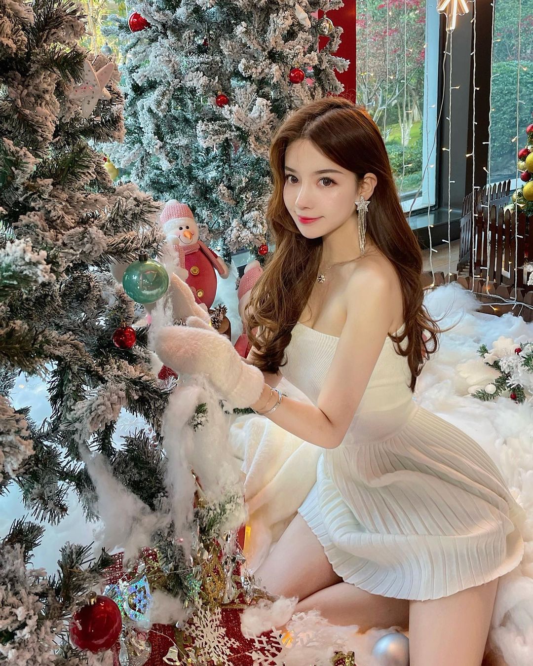 網球場見「短裙美腿正妹」出沒！超窈窕「Ｓ曲線」好迷人，網友看了想幫忙撿球！