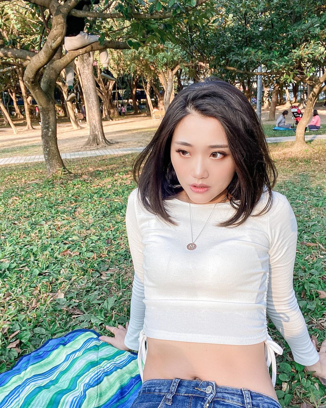 「大眼空姐」下班狂曬性感腹肌，網友驚嘆：「馬甲線比Covid-19還毒」