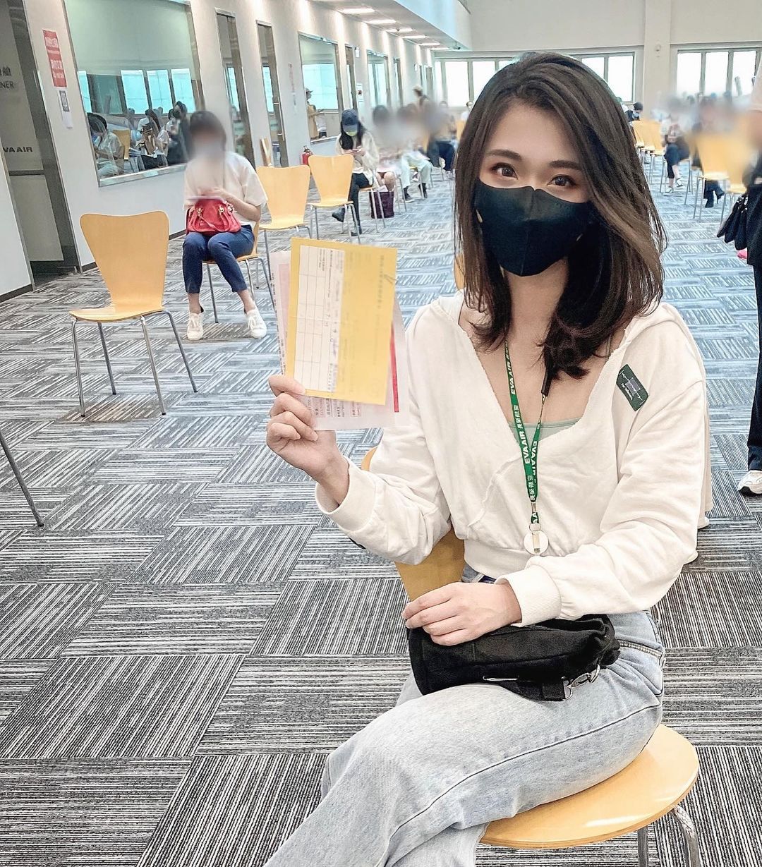 「大眼空姐」下班狂曬性感腹肌，網友驚嘆：「馬甲線比Covid-19還毒」