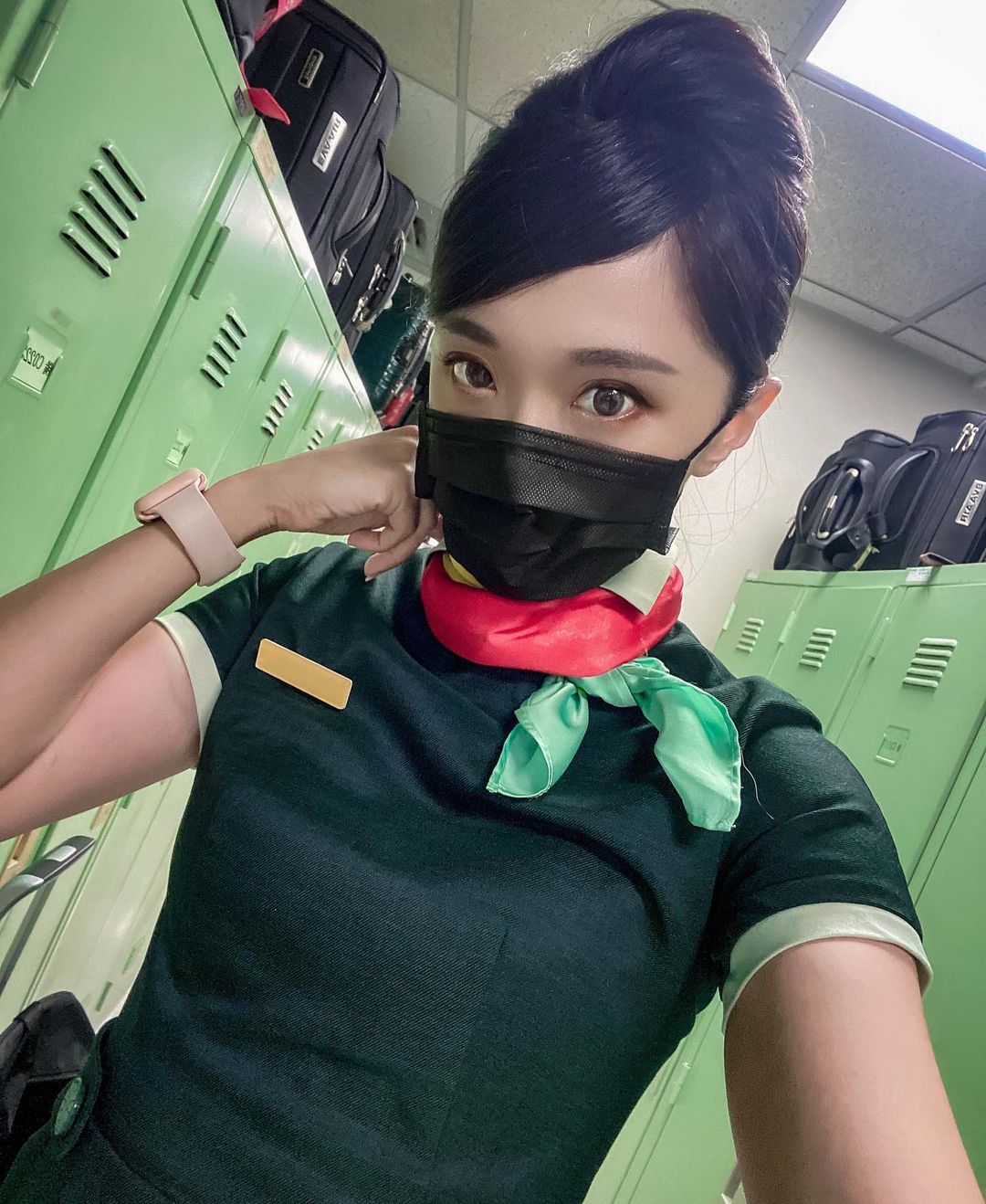 「大眼空姐」下班狂曬性感腹肌，網友驚嘆：「馬甲線比Covid-19還毒」