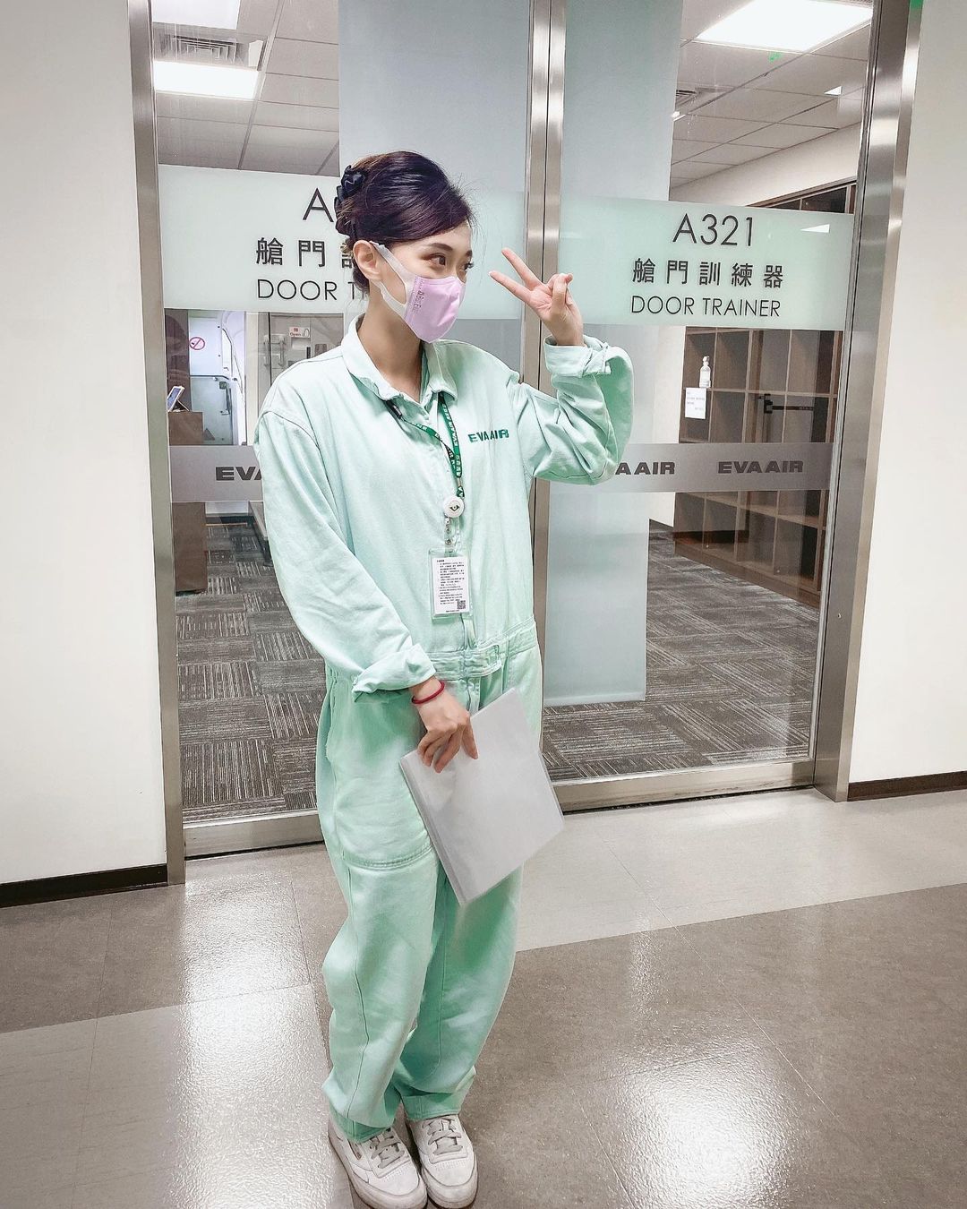 「大眼空姐」下班狂曬性感腹肌，網友驚嘆：「馬甲線比Covid-19還毒」