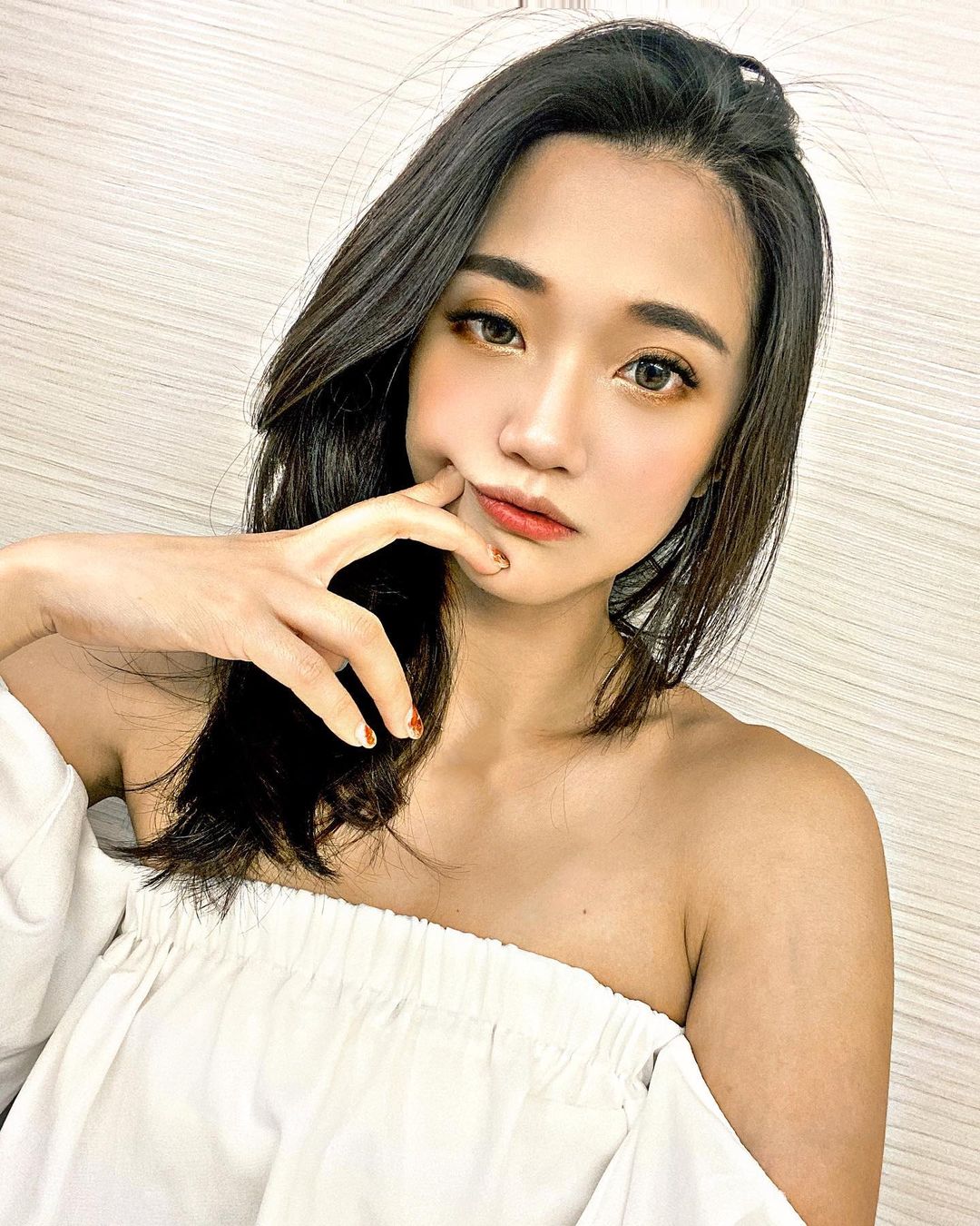 「大眼空姐」下班狂曬性感腹肌，網友驚嘆：「馬甲線比Covid-19還毒」