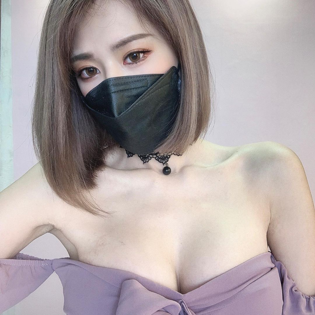 正妹「嵐玥」低胸造型辣翻天，「凹凸有致的胸型」好飽滿呀！