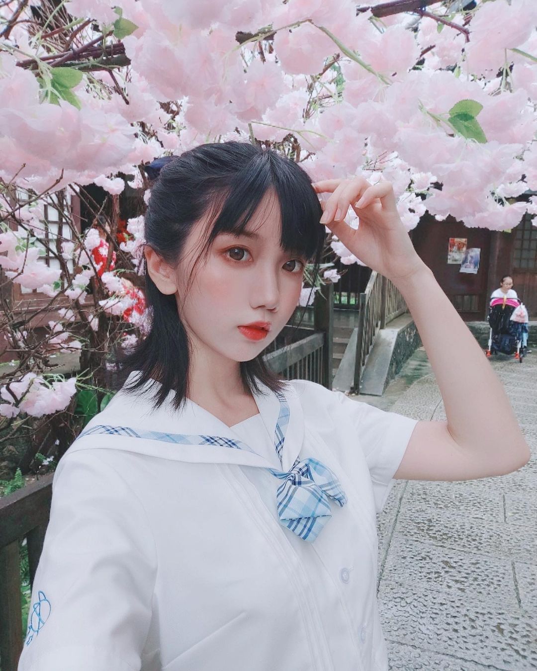 殺很大！制服美少女身材超出預期　Cosplay裝扮完全藏不住殘暴乳量