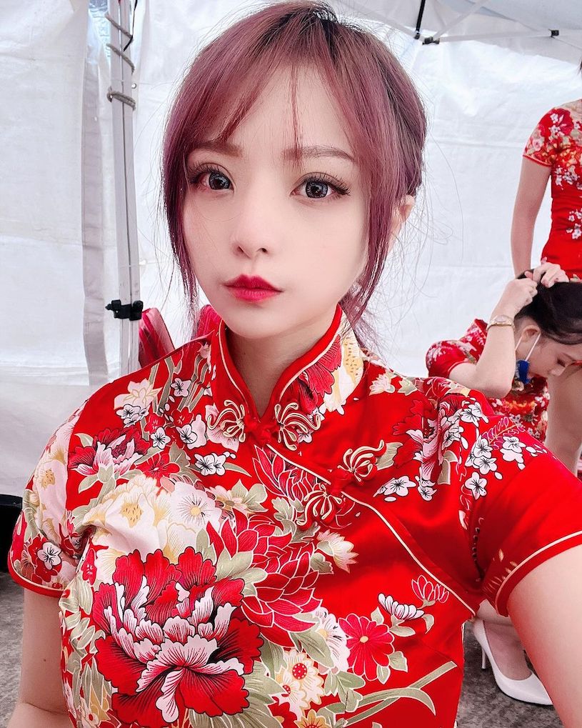 微甜女孩「諶多芬」超辣內衣自拍，「粉嫩雙乳」視角太誘惑！