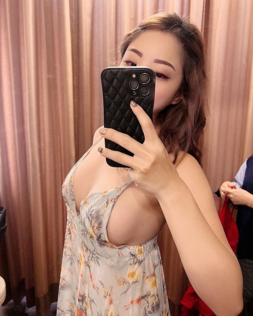 微甜女孩「諶多芬」超辣內衣自拍，「粉嫩雙乳」視角太誘惑！