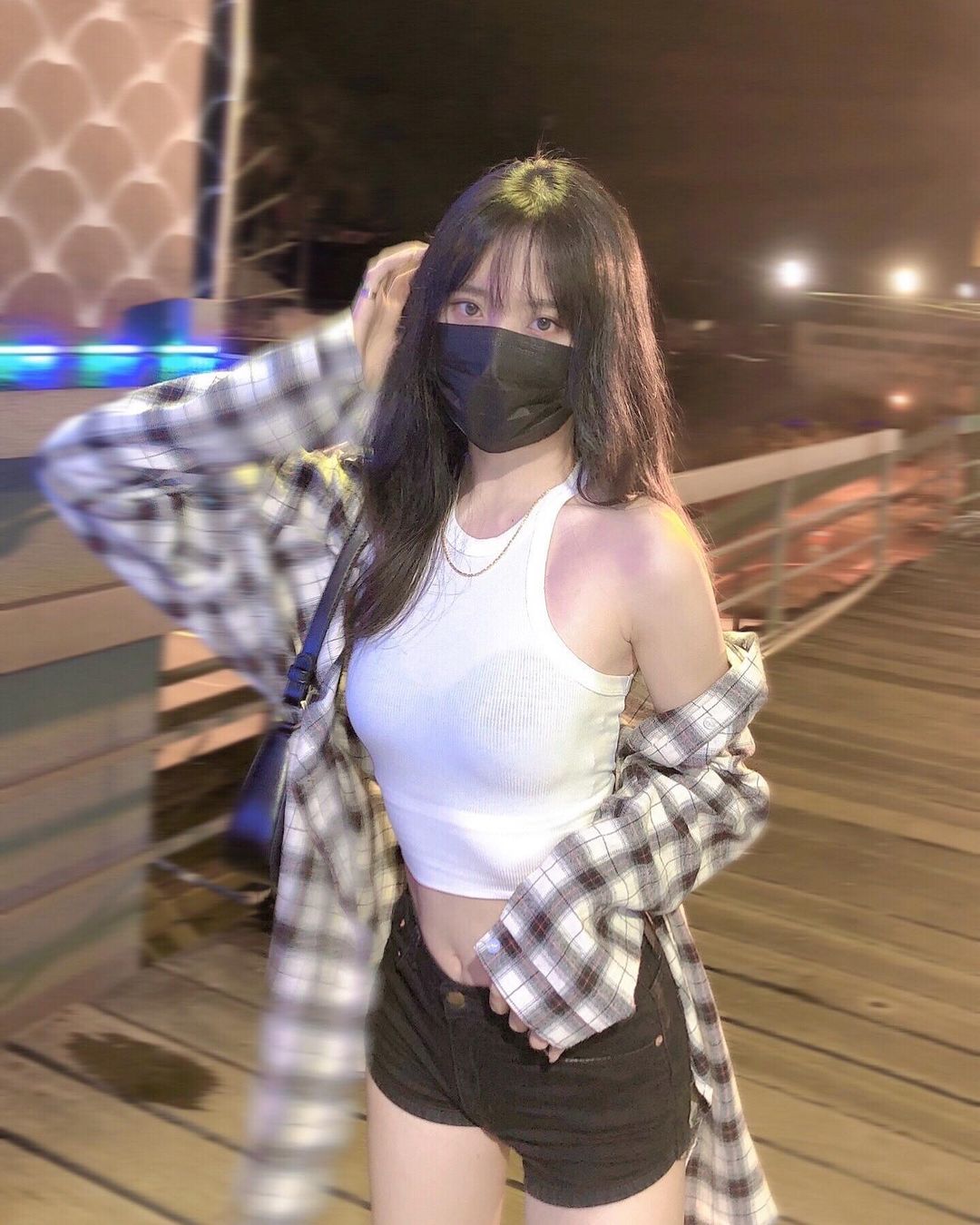 清新萌妹「Jing」角落偷藏「水蛇腰」，透明上衣秒現傲人雙蛋