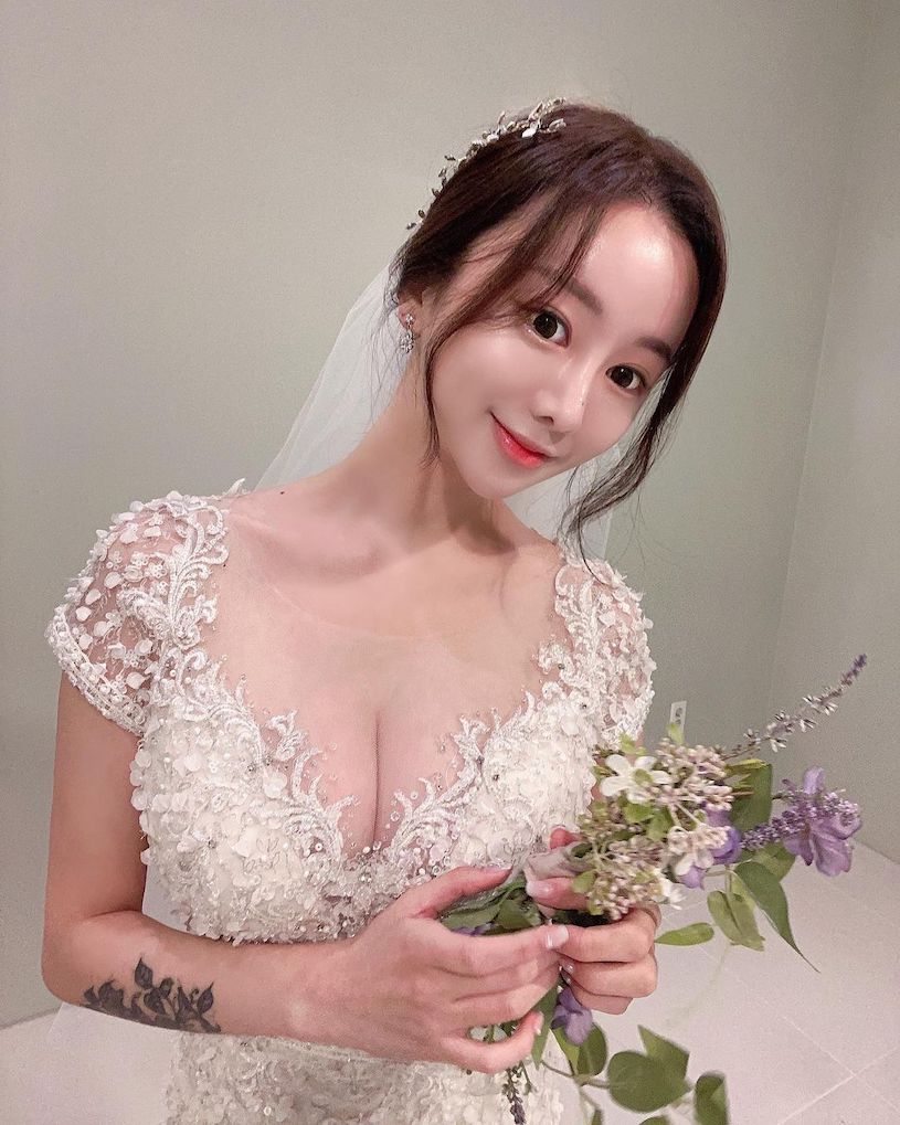 嫵媚正妹「窗邊露出大美乳」，「邪惡的酥胸」讓人看暈了！