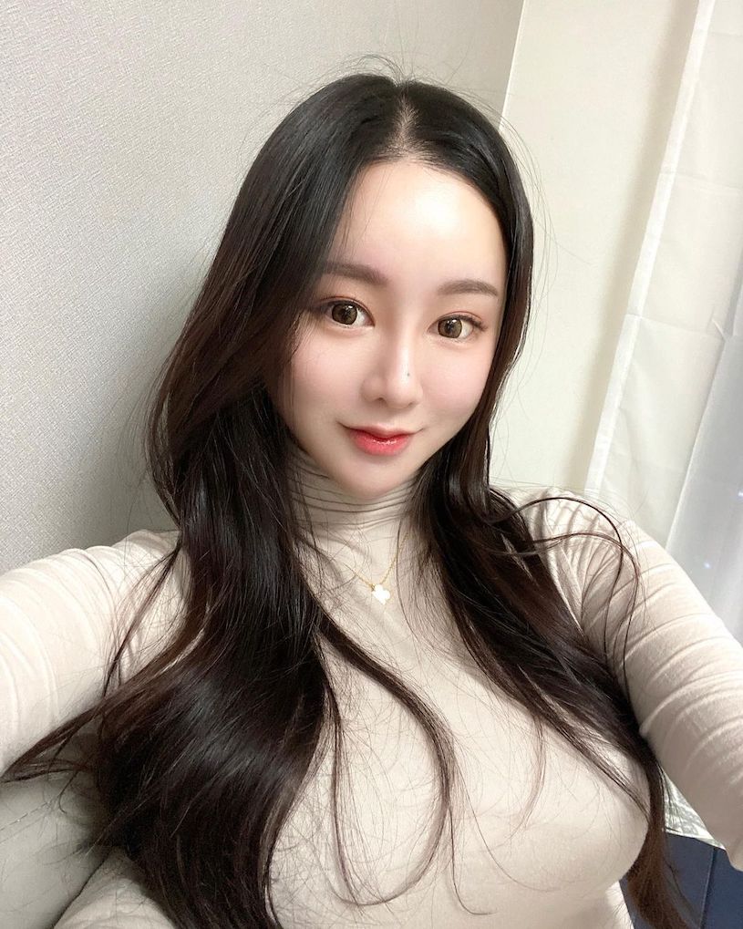 嫵媚正妹「窗邊露出大美乳」，「邪惡的酥胸」讓人看暈了！