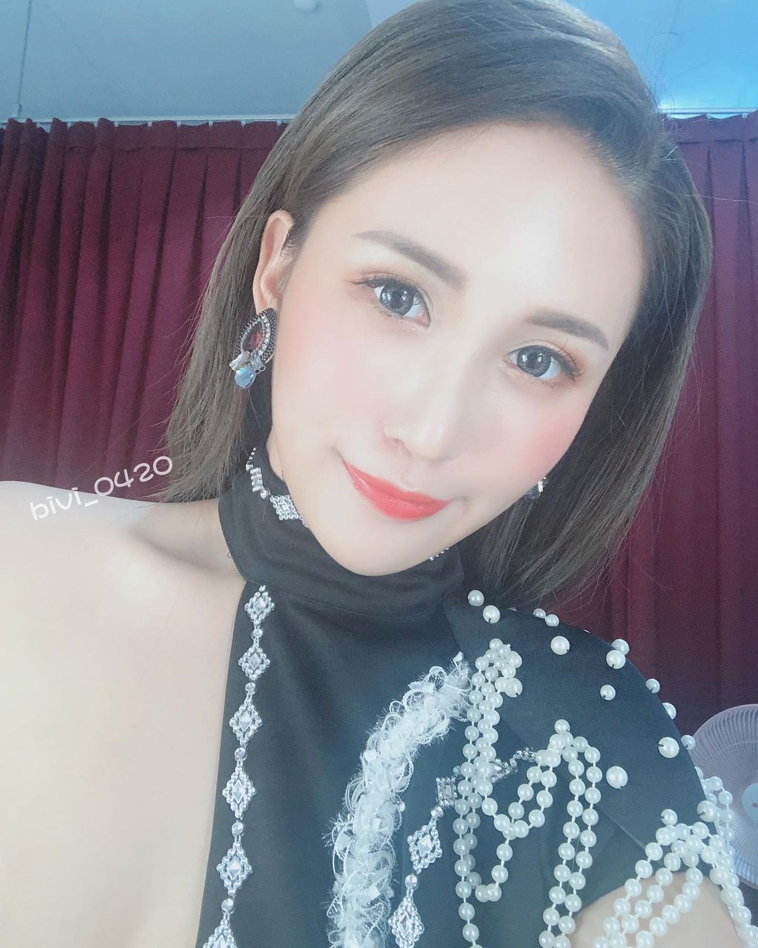 戀愛系正妹「華華Bivi」辣出外景泡湯！「32E白嫩巨乳」比基尼包不住！