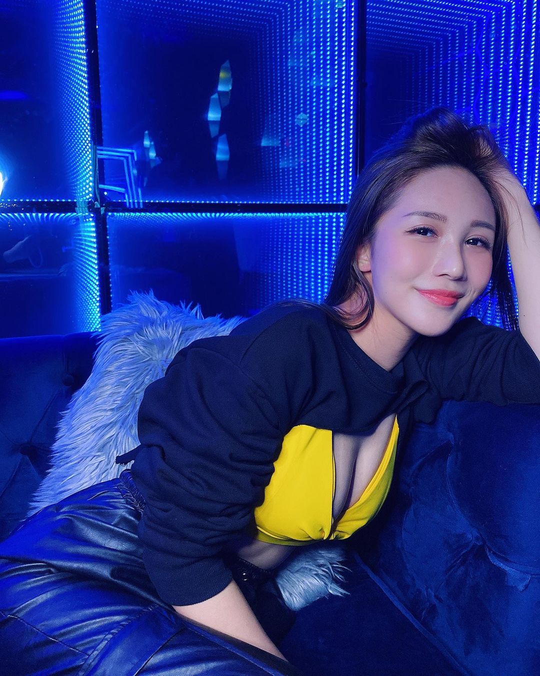 戀愛系正妹「華華Bivi」辣出外景泡湯！「32E白嫩巨乳」比基尼包不住！