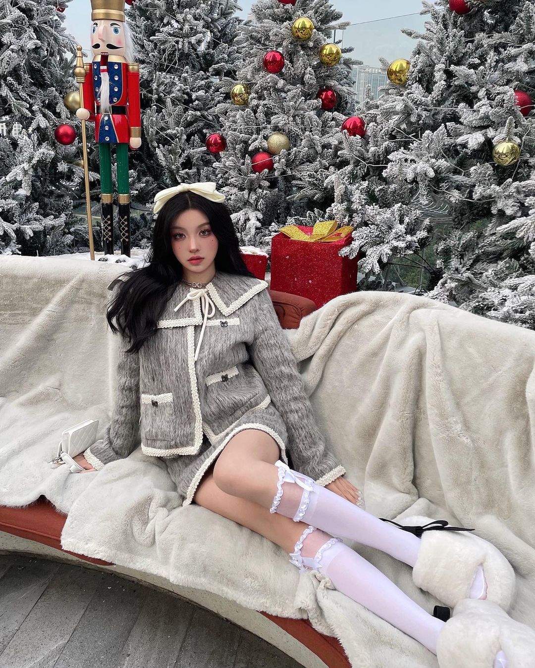 畫室出現「氣質美女畫家」身材好辣！貼身洋裝秀Ｓ曲線，宛如雅典娜！