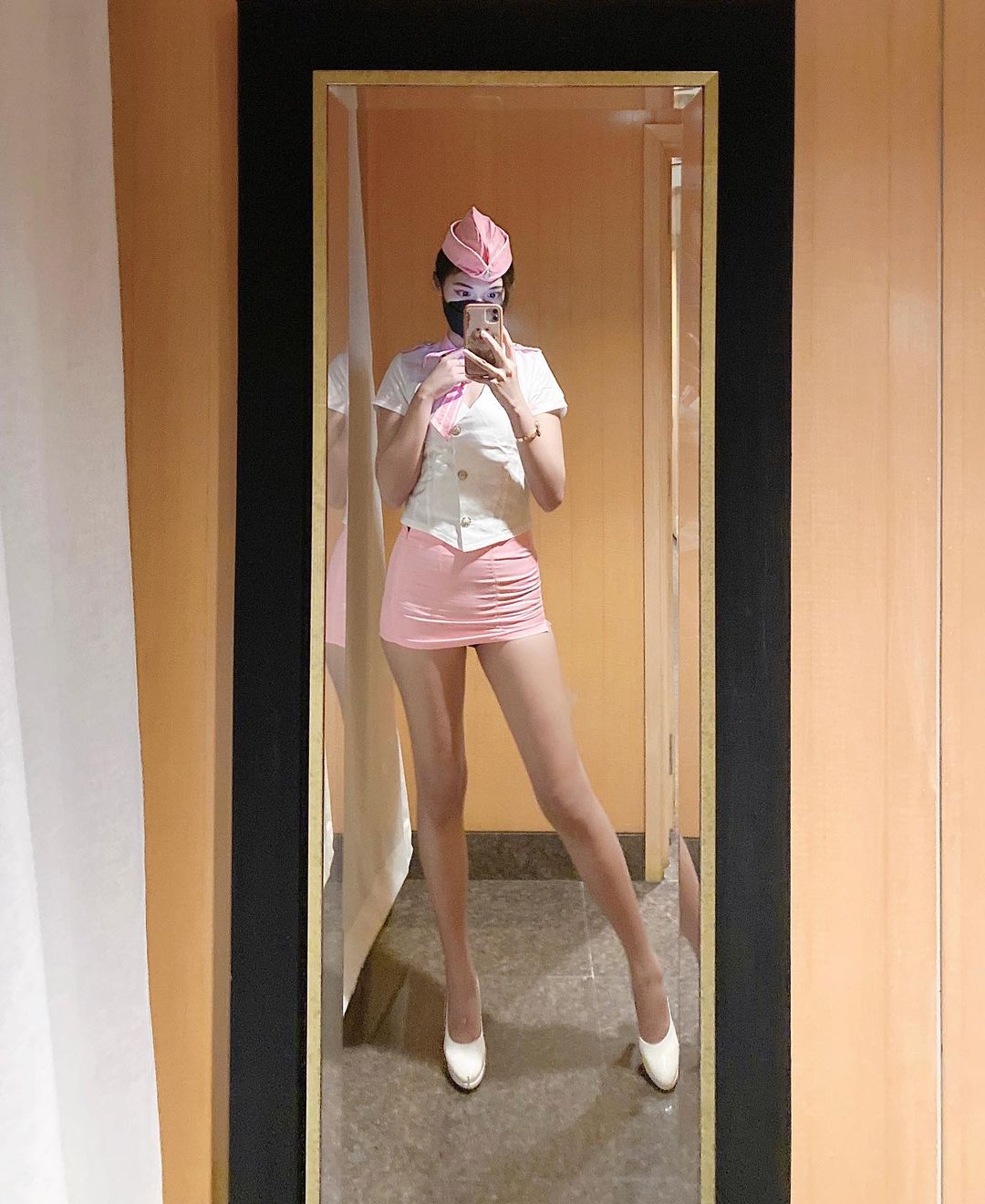 178 cm 美模「蘇蔚」硬塞 XS 碼衣服&#8230;網友驚嘆：這腿太無情了