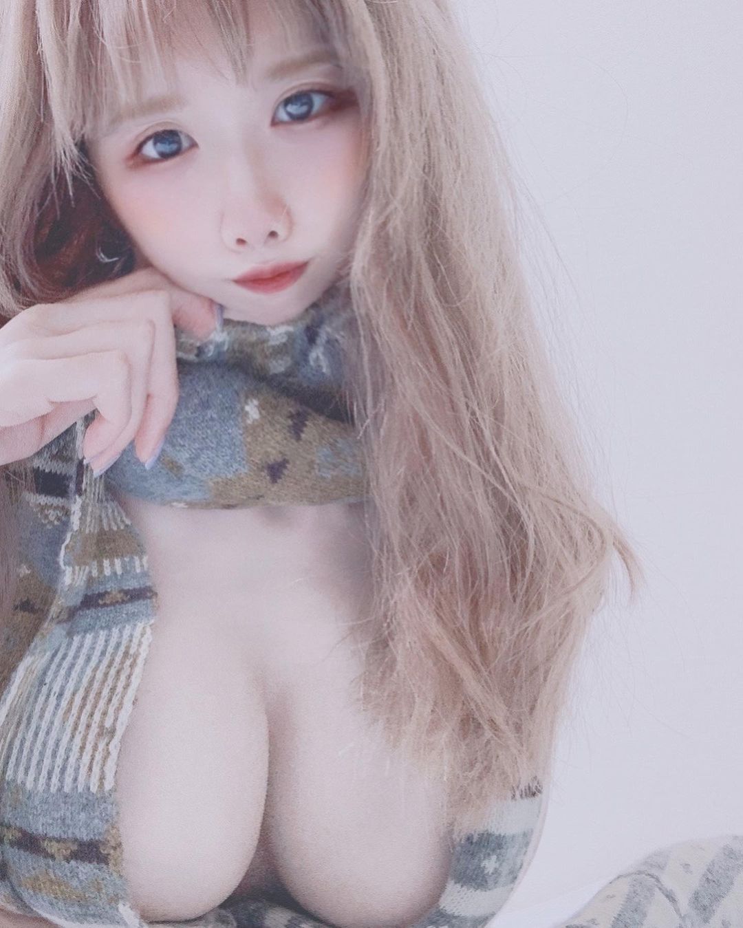 衣服一直掉！「巨乳高雄妹」日常穿搭包不住，「32E美胸＋豐滿蜜桃」太犯規！