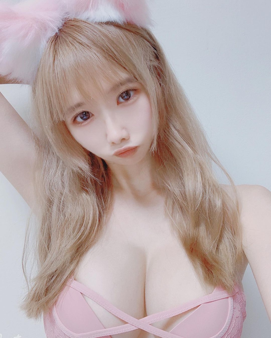 衣服一直掉！「巨乳高雄妹」日常穿搭包不住，「32E美胸＋豐滿蜜桃」太犯規！
