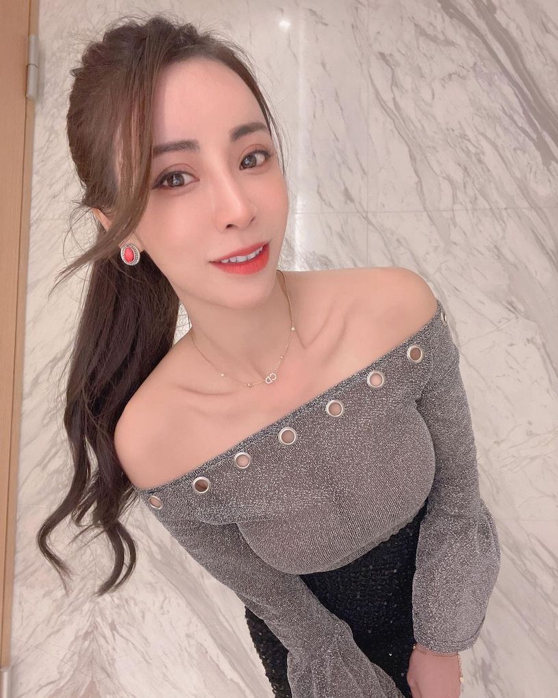 女神「Angel Liya」紫色低胸裝好爆乳，挑逗S曲線太有魅力！