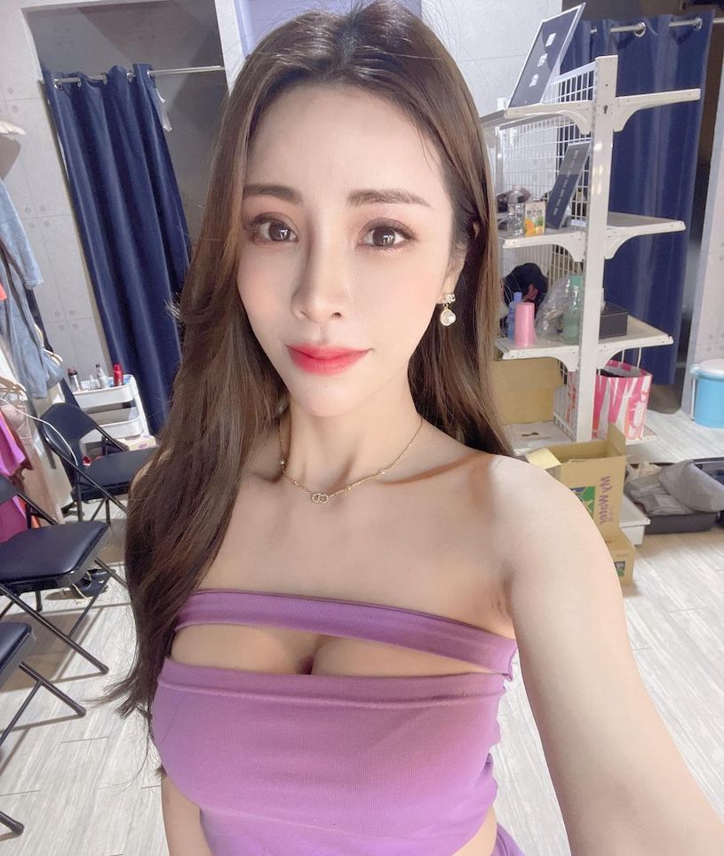 女神「Angel Liya」紫色低胸裝好爆乳，挑逗S曲線太有魅力！