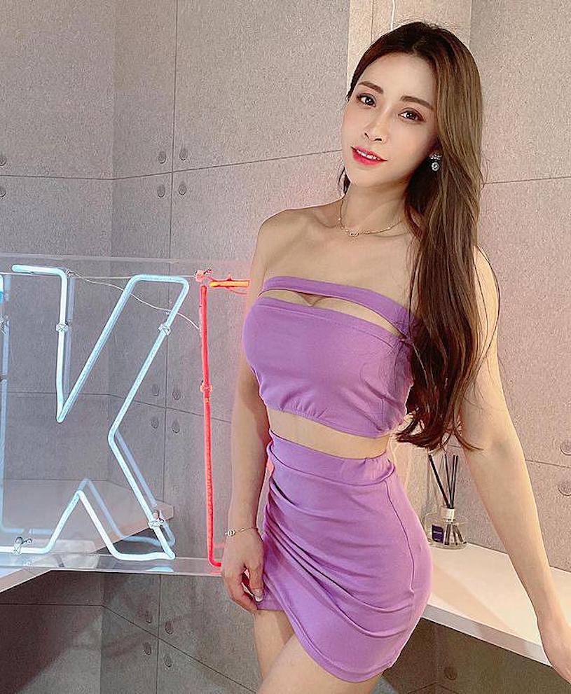 女神「Angel Liya」紫色低胸裝好爆乳，挑逗S曲線太有魅力！