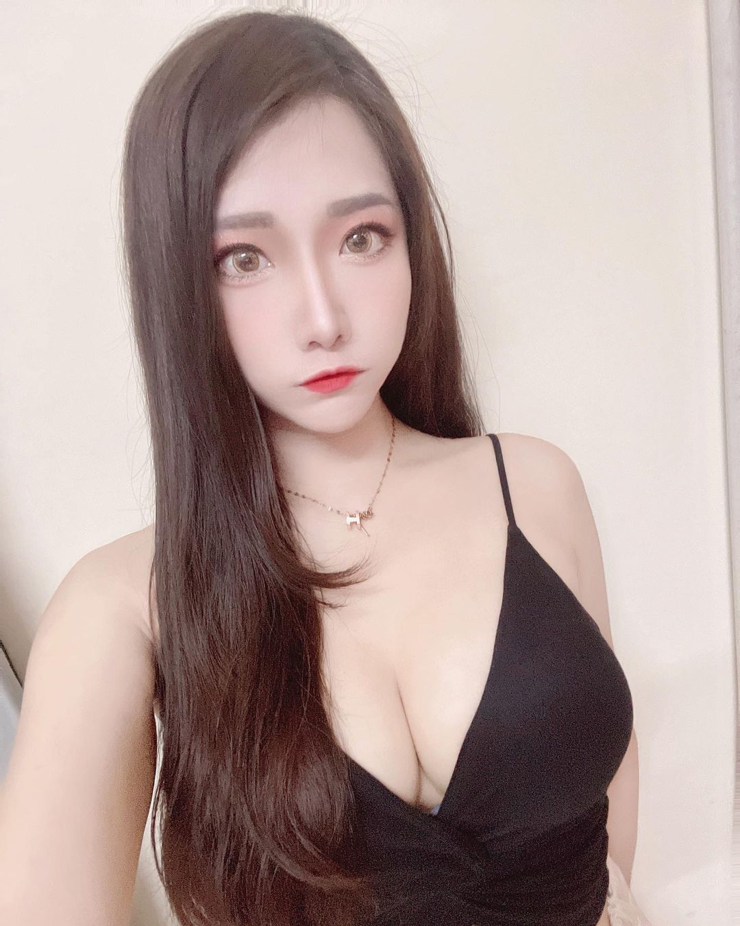 長髮正妹「Angel桃桃兒」爆乳露腰打桌球！「34E雪乳」比小白球還要吸睛！